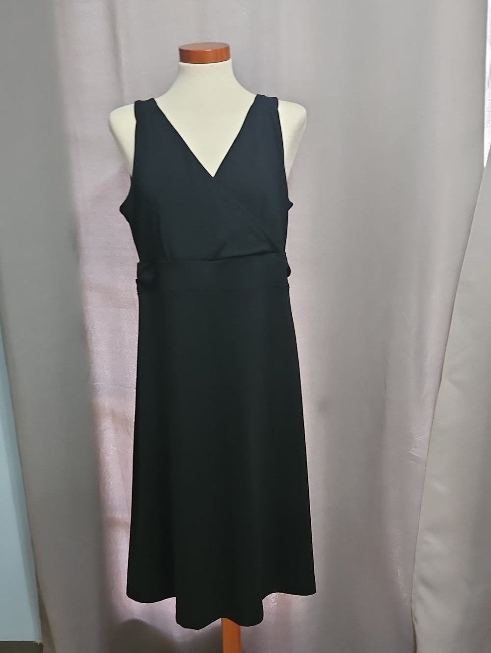 Eddie Bauer Black Sleeveless V-Neck Midi Dress